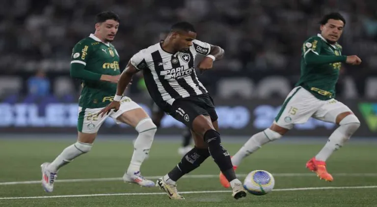 Em jogo movimentado, Botafogo vence o Palmeiras e assume a liderança do Brasileirão