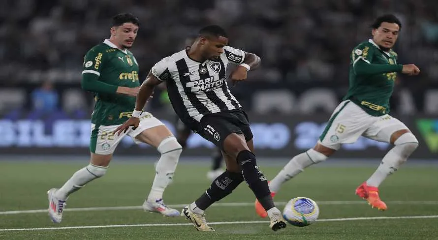 Em jogo movimentado, Botafogo vence o Palmeiras e assume a liderança do Brasileirão