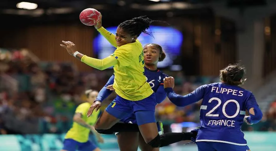 Brasil perde para a França no handebol feminino mas segue com chances de classificação