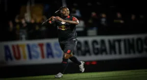 Red Bull Bragantino vence o Atlético-GO e cola no G-6 do Brasileirão