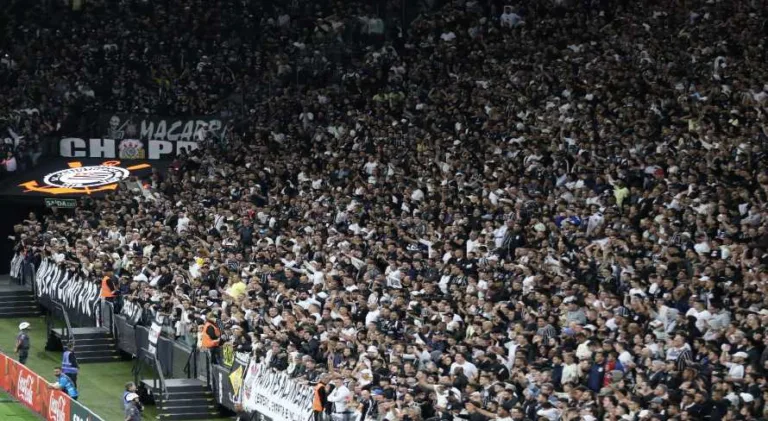 Claudinho abre o placar para o Criciúma contra o Corinthians pelo Brasileirão; assista