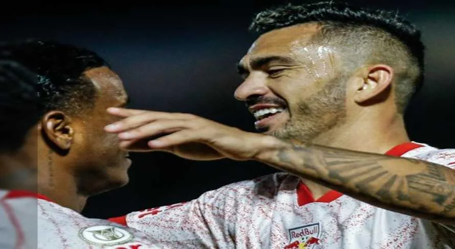 Com um a menos, Red Bull Bragantino vence o Athletico-PR no Brasileirão