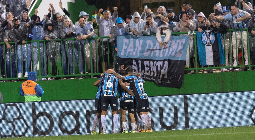 Grêmio supera gramado alagado, vence o Vasco e deixa Z-4 do Brasileirão
