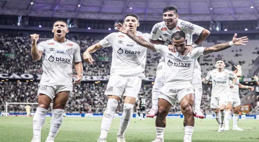 De falta, Otero abre o placar para o Santos com um golaço contra o Ceará; assista