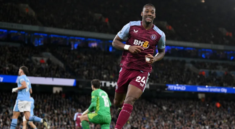 West Ham entra em disputa com Arsenal e Chelsea por atacante do Aston Villa