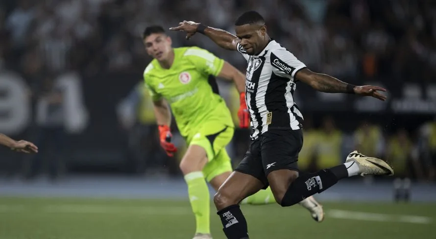 Botafogo revela fratura de Júnior Santos e não dá prazo para retorno