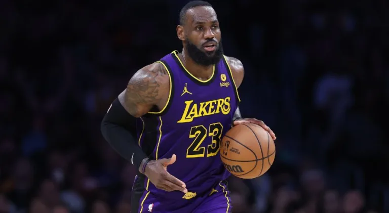 NBA: LeBron James assina novo contrato com os Lakers por dois anos