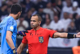 Marchesín, do Grêmio, reclama junto à arbitragem