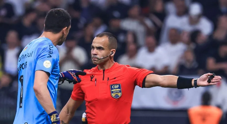 Goleiro do Grêmio esbraveja e diz que Corinthians foi ajudado pela arbitragem