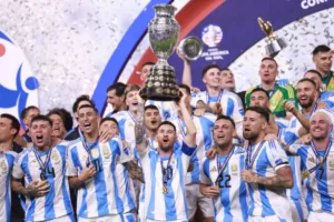 Messi e seleção argentina deixam adoração para trás por música racista