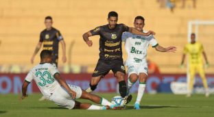Novorizontino e Guarani se enfrentando pela Série B (Sipa US/Alamy Live News)