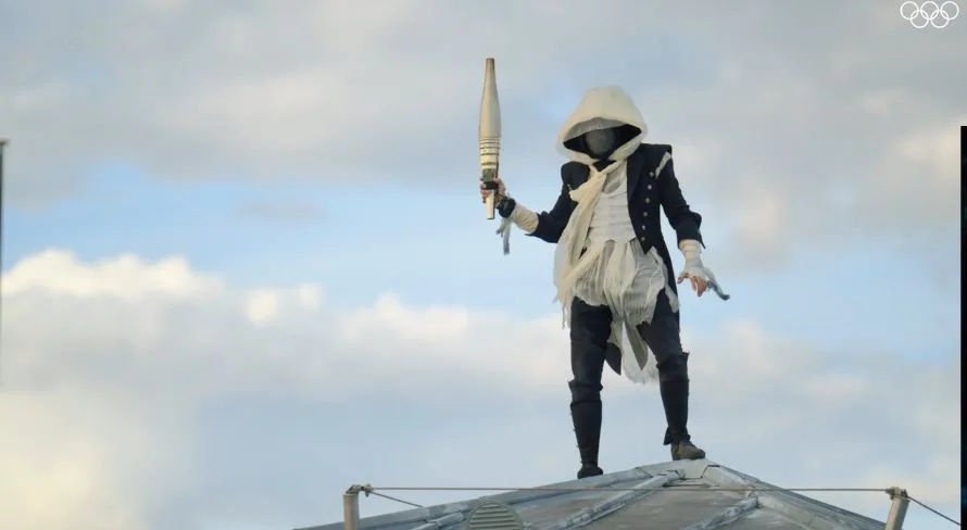 Olimpíadas: ladrão da tocha na cerimônia de abertura é comparado com personagem de Assassins Creed