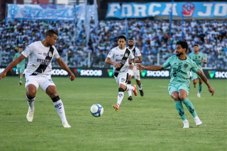 Brasileirão Série B: árbitro esquece e expulsa jogador 16 minutos após 2° amarelo 