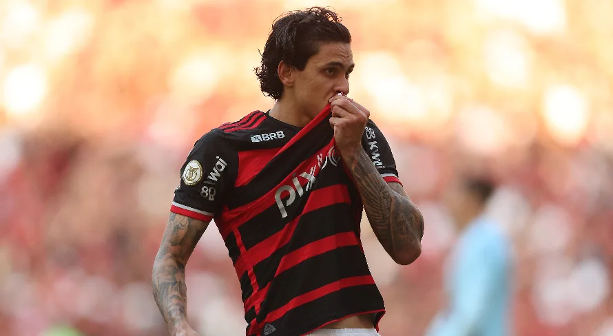 Flamengo vence Atlético-GO e assume liderança do Brasileirão Série A