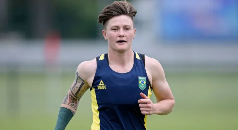 Porta-bandeira do Brasil nas Olimpíadas é capitã do rugby e superou câncer