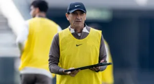 Rodrigo Lazarini cita as principais dificuldades de Ramón Díaz no Corinthians