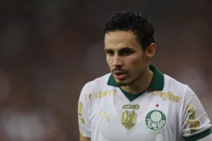 Raphael Veiga leva amarelo e desfalca o Palmeiras contra o Vitória na próxima rodada do Brasileirão