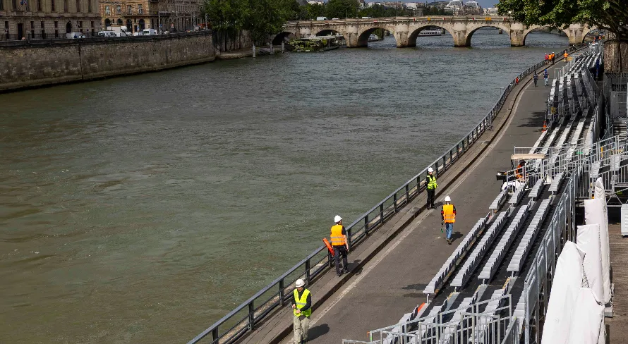 Prefeita de Paris mergulha no Rio Sena antes das Olimpíadas: “A água é muito, muito boa”
