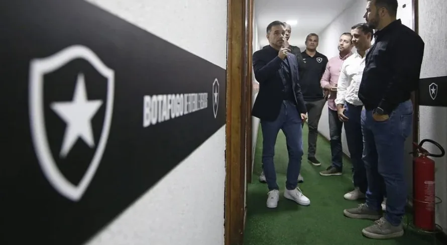 Nicola cita especulações que associam Rodrigo Caetano ao Botafogo