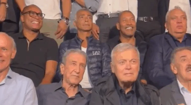 Romário encontra desafeto histórico em festa do tetra