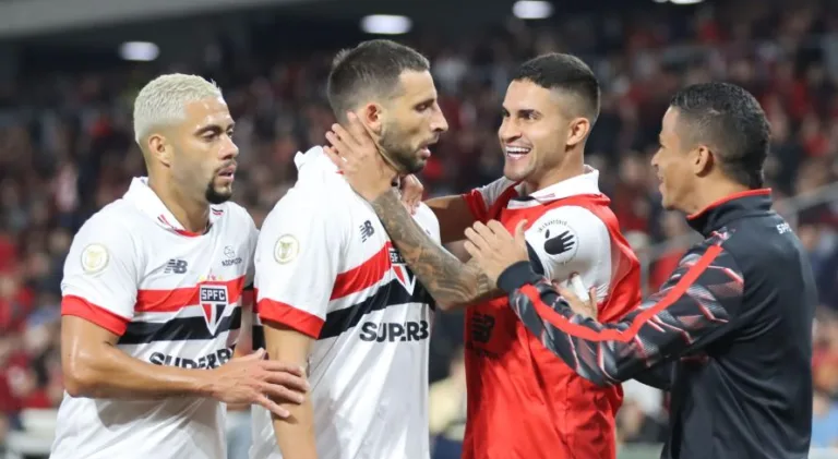 Zubeldía elogia SPFC após vitória contra o Athletico-PR no Brasileirão