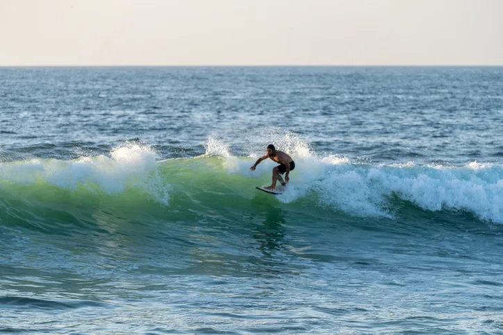 Surfista surfando ondas na Praia do Furadouro