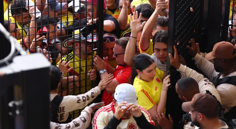 Torcedores tentam invadir estádio de Argentina x Colômbia na final da Copa América
