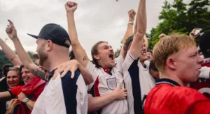 Torcedores ingleses exaltam atacante do futebol brasileiro