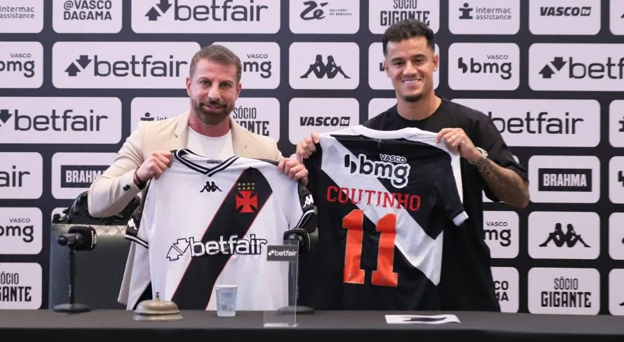 Torcedores do Vasco aguardam a reestreia de Philippe Coutinho, que pode acontecer contra o Atlético-MG