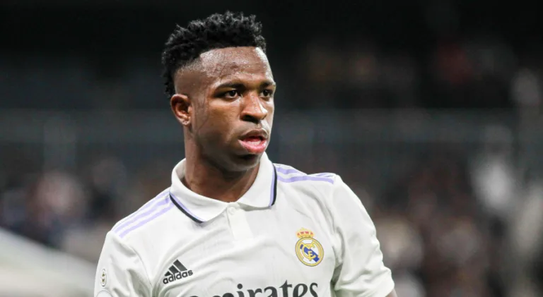 Jornal atualiza ranking na busca pela Bola de Ouro com Vinícius Júnior em segundo