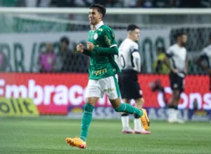 Vitor Reis é o favorito para substituir Murilo no Palmeiras hoje