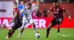 Torcedores do Flamengo reclamam de gol anulado contra o Vitória