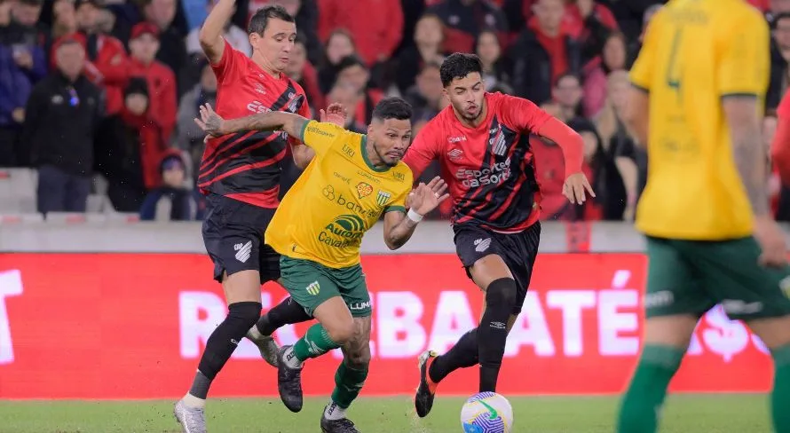 Athletico-PR goleia Ypiranga e avança na Copa do Brasil