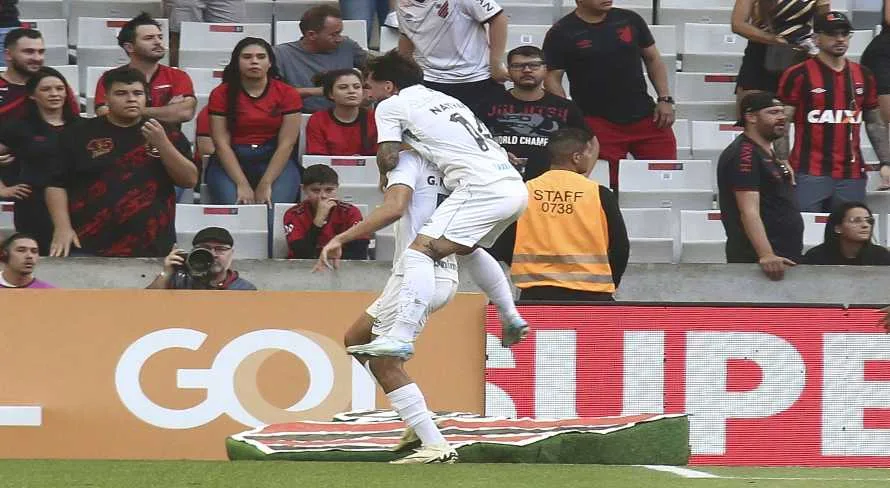 Grêmio supera o Athletico-PR e respira no Brasileirão Série A