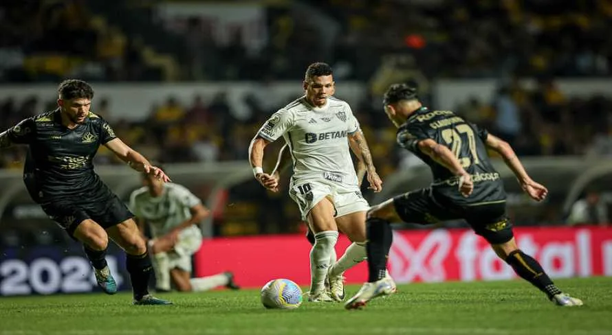 Brasileirão: Criciúma vence o Atlético-MG na despedida de Éder