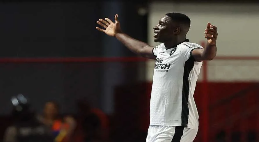 Botafogo atropela Atlético-GO e retoma liderança do Brasileirão