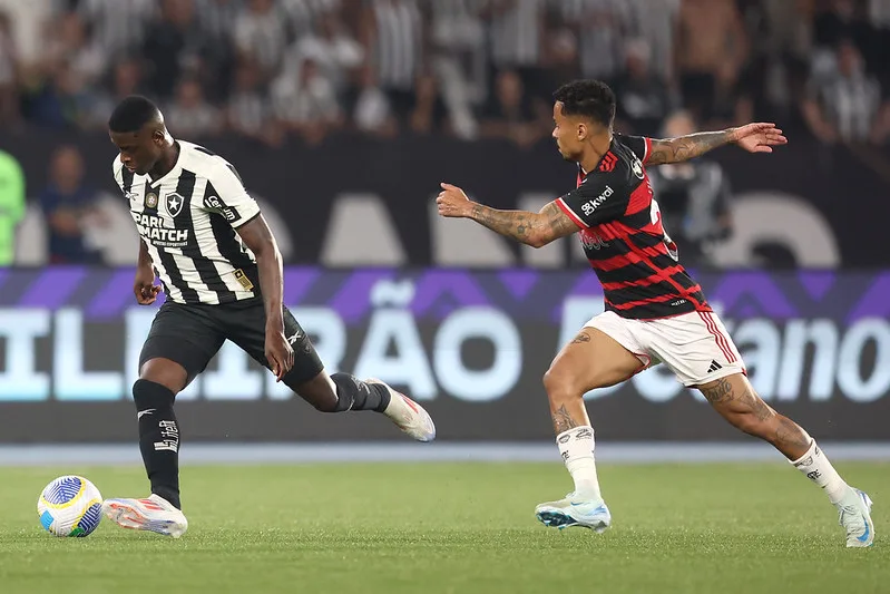 Botafogo goleia o Flamengo e reassume liderança do Brasileirão
