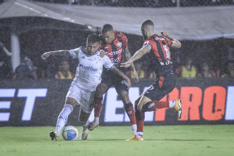 Com direito a golaço, Vitória anota dois contra o Cruzeiro; assista