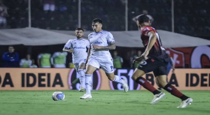 Torcedores se emocionam com golaço em Vitória x Cruzeiro