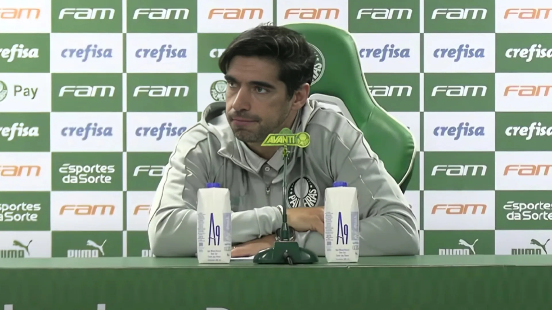 Repórter se manifesta após atitude de Abel Ferreira em coletiva do Palmeiras