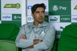 Abel Ferreira, do Palmeiras, pode pegar até seis jogos por gesto obsceno na Copa do Brasil
