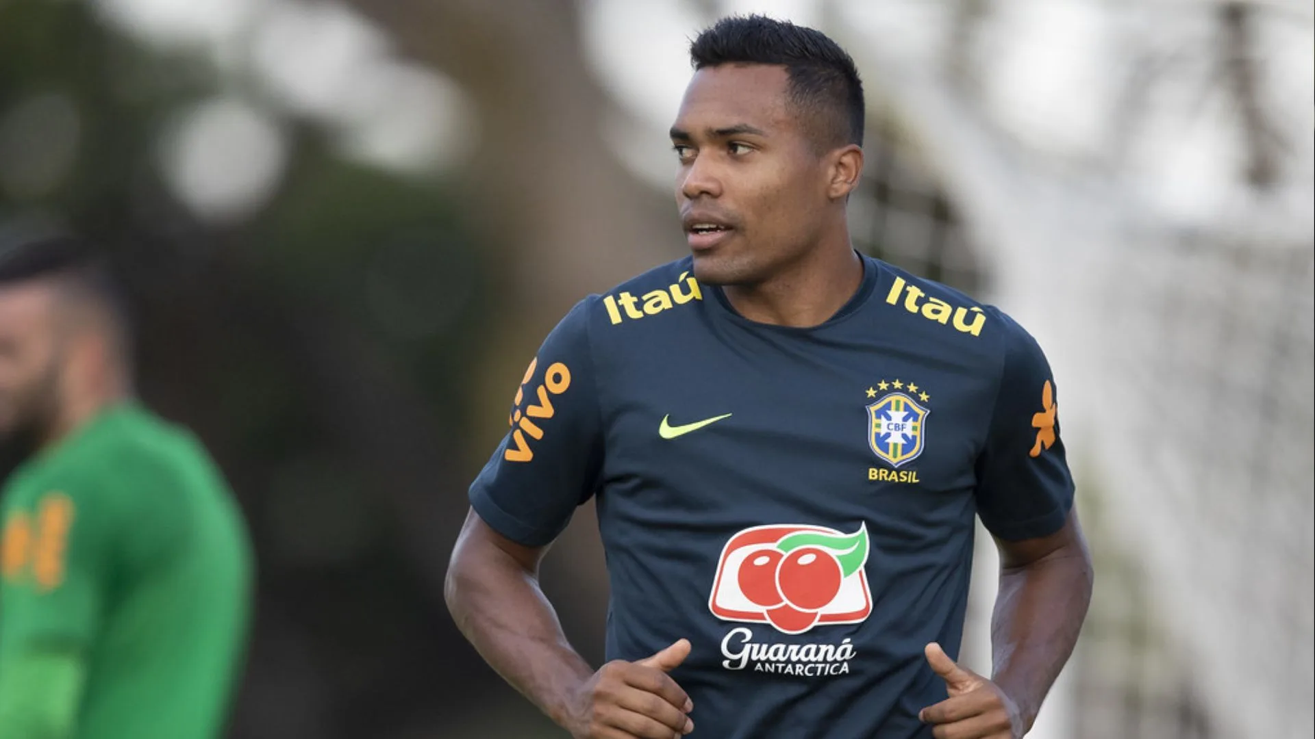 Flamengo oferece salário milionário e fica próximo de Alex Sandro