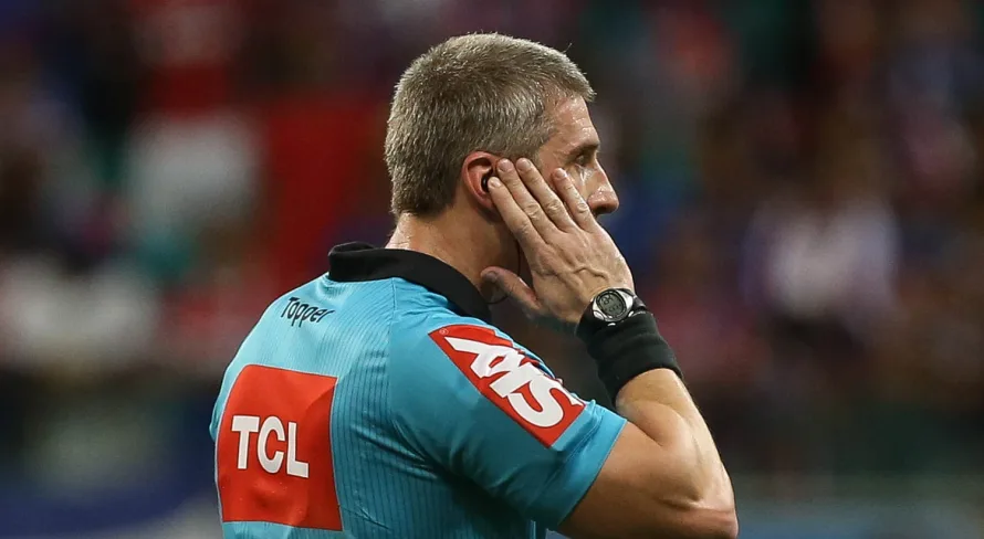 Simon sugere atitude de comissão de arbitragem da CBF em relação a Anderson Daronco