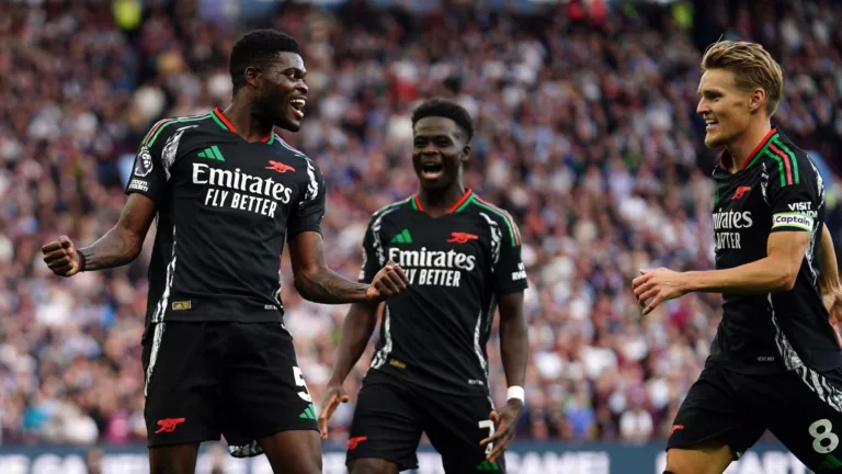 Arsenal derrota Aston Villa e briga pela liderança na Premier League