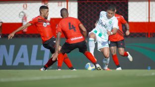 Jogadores disputam a bola em Atlético-GO x Juventude no Brasileirão Série A. (Créditos: Fernando Alves/ECJ)