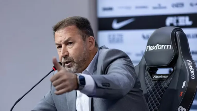 Conselheiros do Corinthians oficializam pedido de impeachment de Augusto Melo