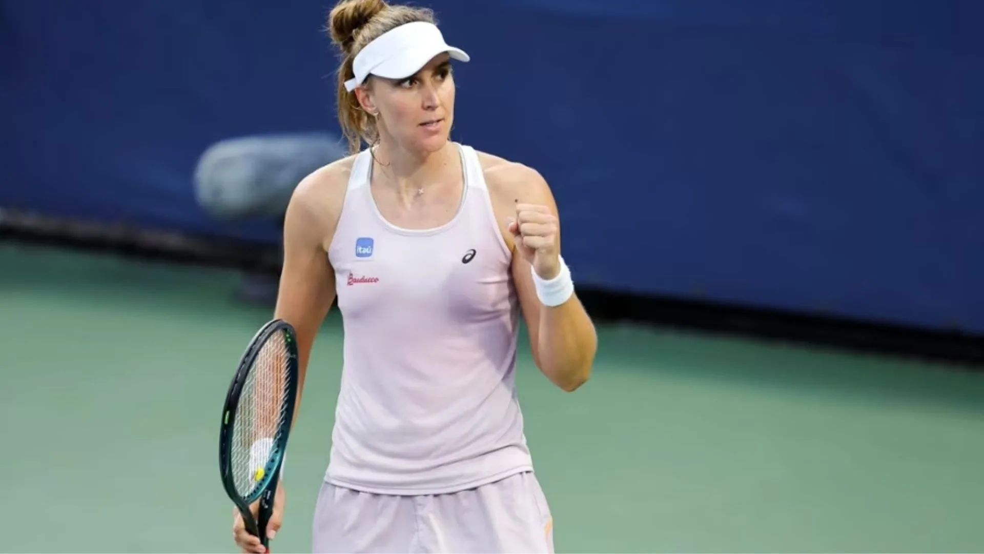 Bia Haddad vira com autoridade e passa na estreia do US Open