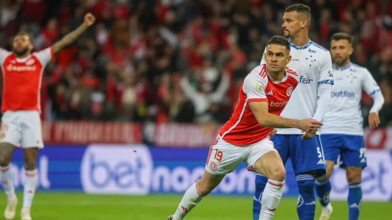 Internacional vence Cruzeiro no Brasileirão com gol de Borré