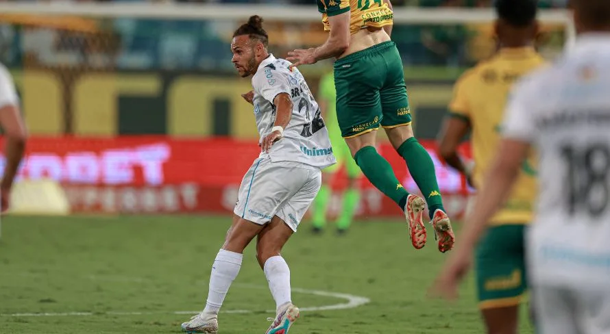 Torcedores do Grêmio exaltam estreia de Braithwaite: “Lembrando o Suárez”