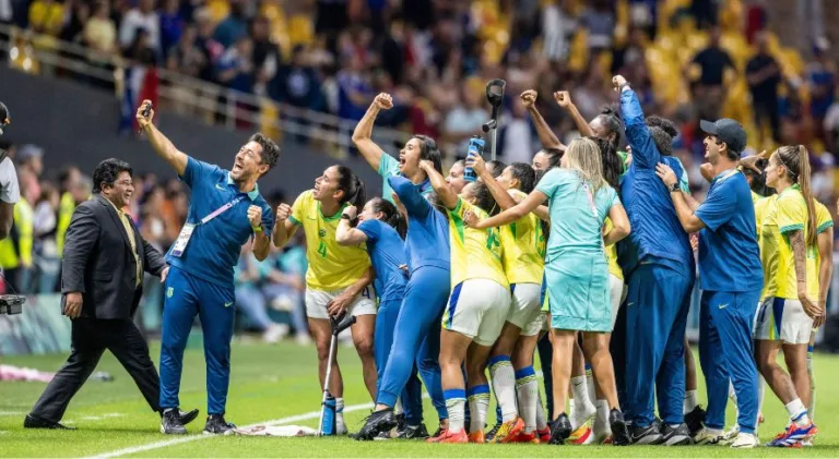 Torcedores celebram a classificação do Brasil no futebol feminino